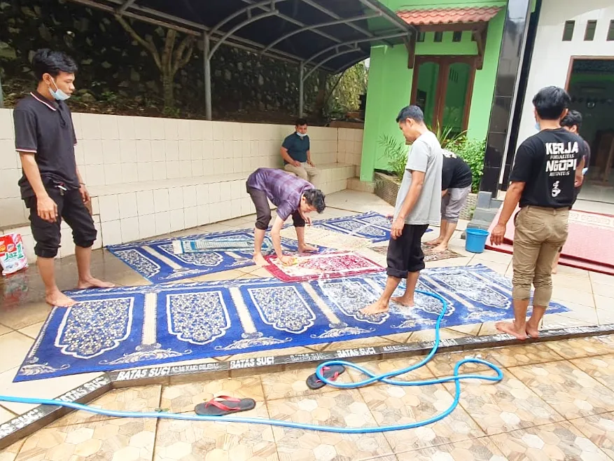 Penyemprotan Disinfektan di Kantor Kemenag Tangsel