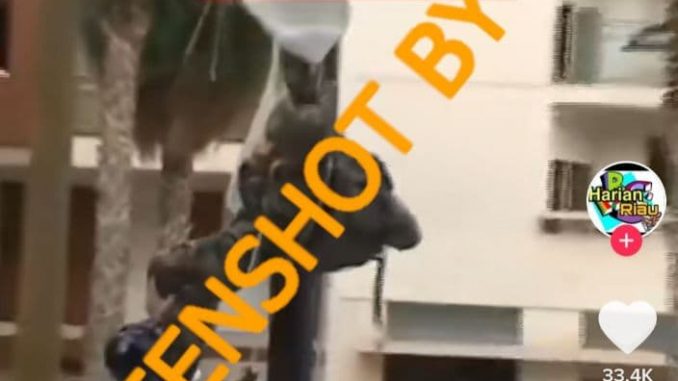 [SALAH] Video “ANAK VESPA UKRAINABANTU TENTARA PENERJUN RUSIAYANG PARASUT NYA NYANGKUT” – TurnBackHoax.ID