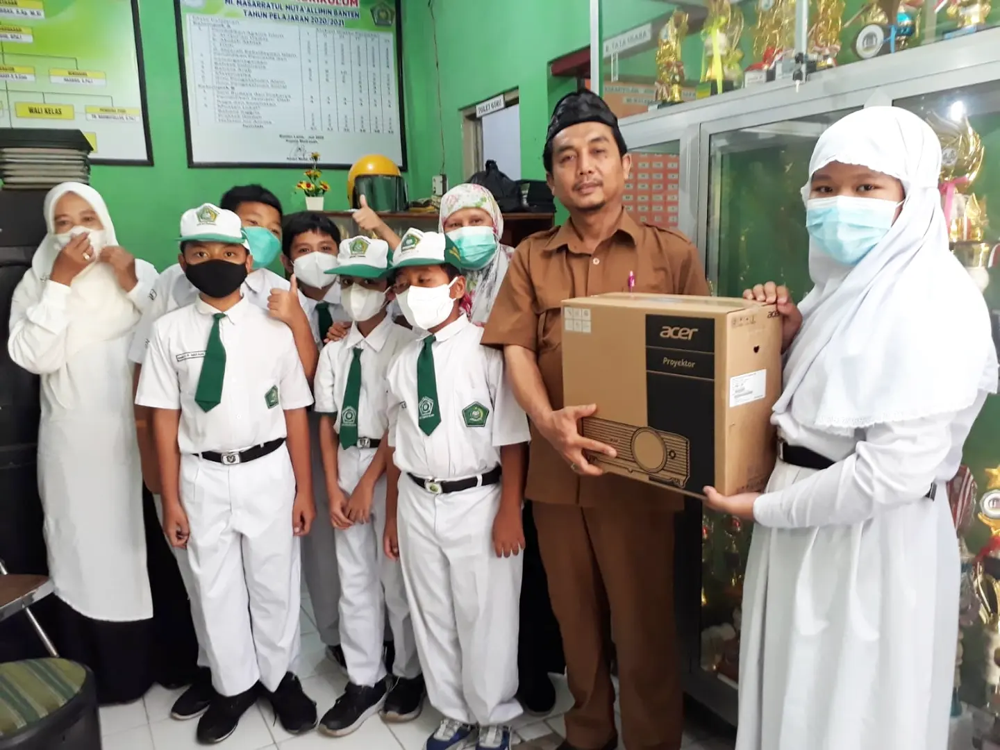 Siswa-siswi MIN 3 Tangsel Beri Bantuan Kepada Madrasah Korban Banjir Kota Serang