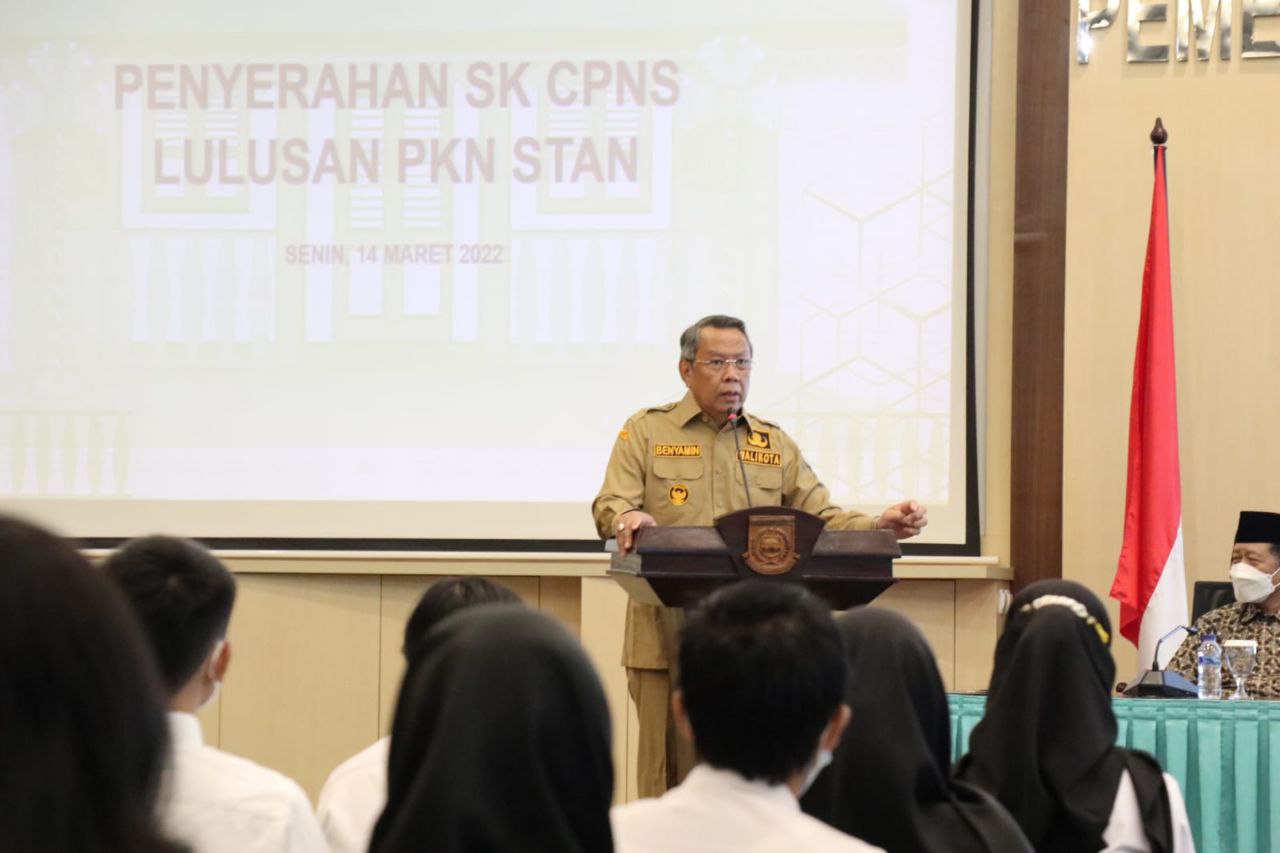 Walikota Benyamin Davnie saat acara Penyerahan SK CPNS dari Lulusan PKN STAN bertempat di Ruang Blandongan, Balaikota Tangerang Selatan Senin 14 Maret 2022