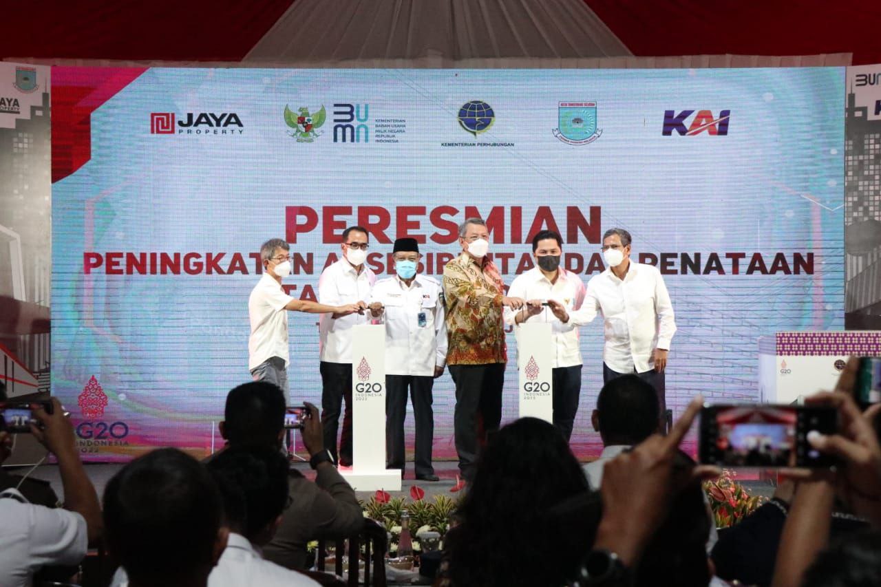 Stasiun Pondok Ranji di Tangerang Selatan resmi beroperasi dengan tampilan yang baru. Pengoperasiannya ini merupakan wujud kolaborasi antara pemerintah dengan pihak swasta dalam upaya meningkatkan pelayanan angkutan massal. Adapun peresmiannya dilakukan oleh Menteri Perhubungan (Menhub), Budi Karya Sumadi, bersama Menteri BUMN, Erick Thohir, pada Kamis (16/6). Proyek peningkatan aksesibilitas dan penataan Stasiun Pondok Ranji dilakukan antara BUMN PT KAI dengan pengembang properti swasta PT Jaya Real Property Tbk.