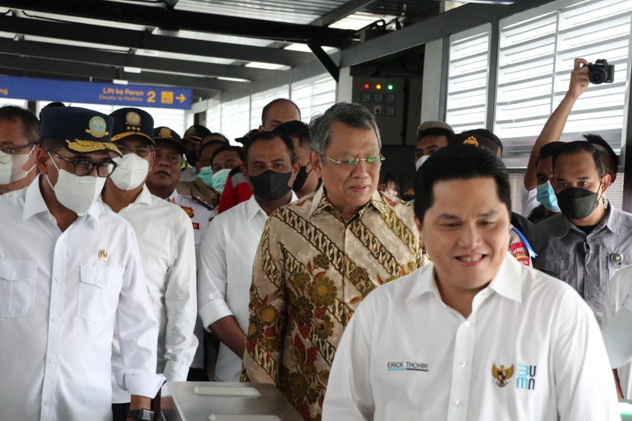 Stasiun Pondok Ranji di Tangerang Selatan resmi beroperasi dengan tampilan yang baru. Pengoperasiannya ini merupakan wujud kolaborasi antara pemerintah dengan pihak swasta dalam upaya meningkatkan pelayanan angkutan massal. Adapun peresmiannya dilakukan oleh Menteri Perhubungan (Menhub), Budi Karya Sumadi, bersama Menteri BUMN, Erick Thohir, pada Kamis (16/6). Proyek peningkatan aksesibilitas dan penataan Stasiun Pondok Ranji dilakukan antara BUMN PT KAI dengan pengembang properti swasta PT Jaya Real Property Tbk.