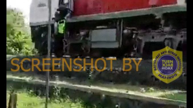 [SALAH] Kereta Api Berhenti karena Ditilang