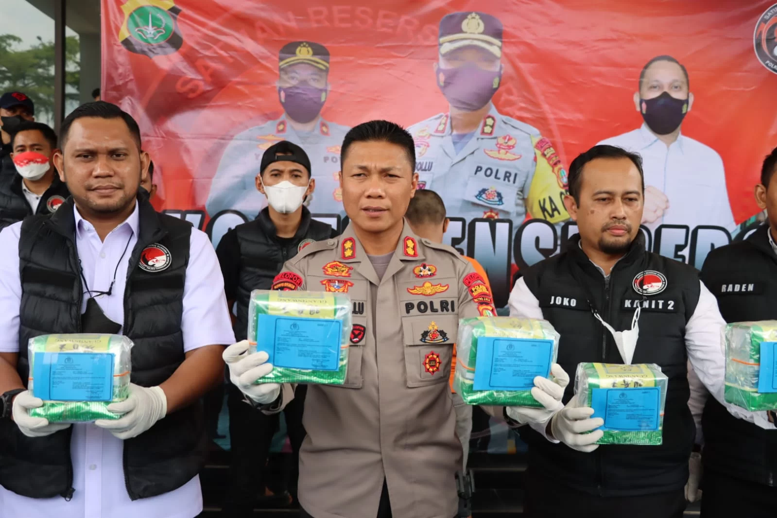 Kapolres Tangsel AKBP Sarly Sollu, S.I.K., M.H. dengan didampingi Kasat Narkoba AKP Retno Jordanus, S.I.K. dalam konferensi pers di Loby Polres Tangsel, Senin (31/10).