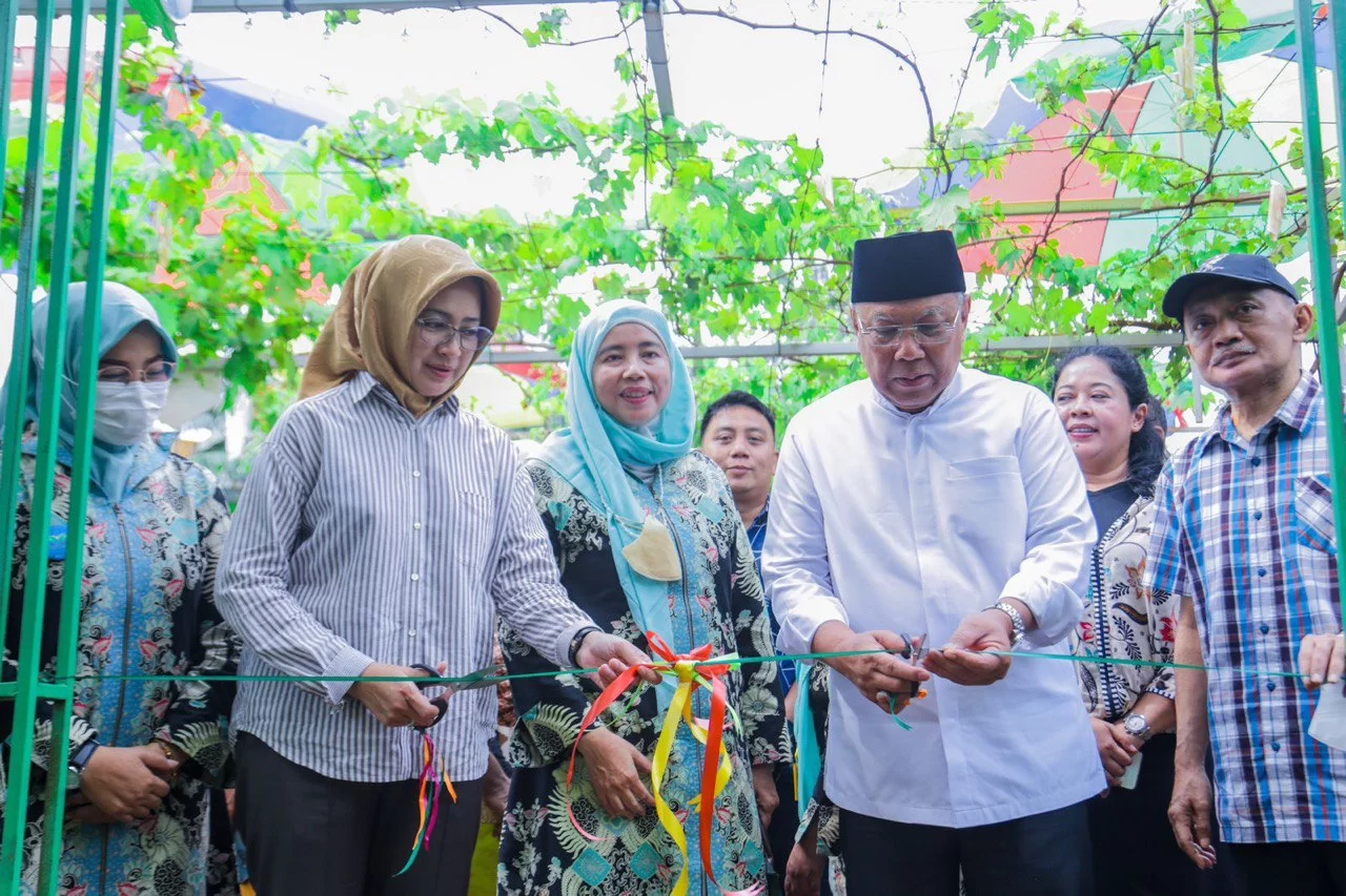 Wali Kota Tangerang Selatan Benyamin Davnie meresmikan Taman Baca Masyarakat (TBM) Perbas bersama Dewan Pembina Komunitas Magma AIrin Rachmi Diany