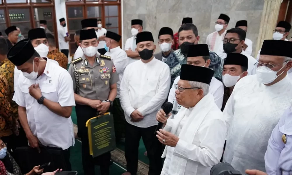 Wakil Presiden (Wapres) K. H. Ma’ruf Amin dalam keterangan persnya usai melakukan Salat Jumat di Masjid At Taqwa, Jalan Pala 4 RT 001/001 Pondok Cabe Udik, Kota Tangerang Selatan (Tangsel)