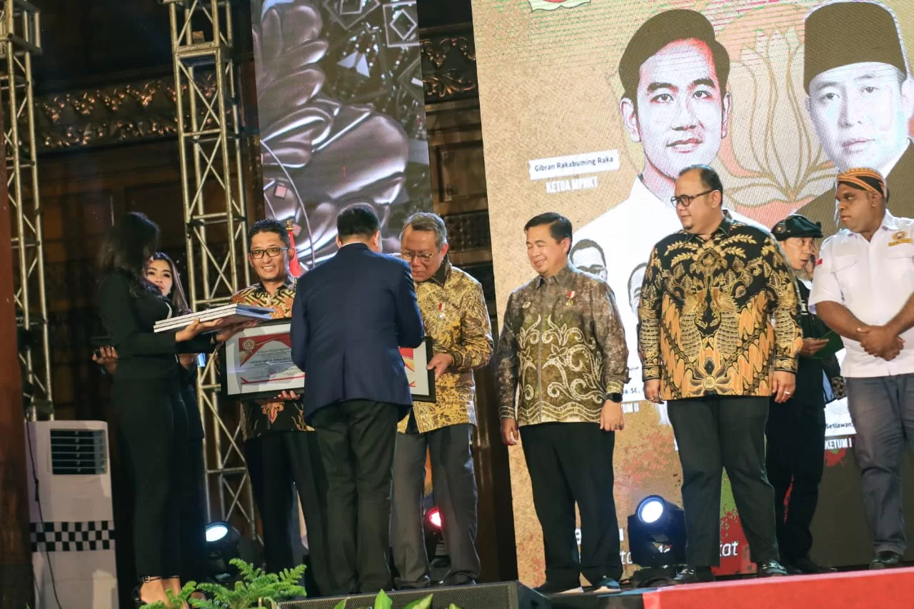 [FOTO] Wali Kota Tangsel Benyamin Davnie Raih Penghargaan Satyalancana Dharma Aditya Karya Mahatva Yodha