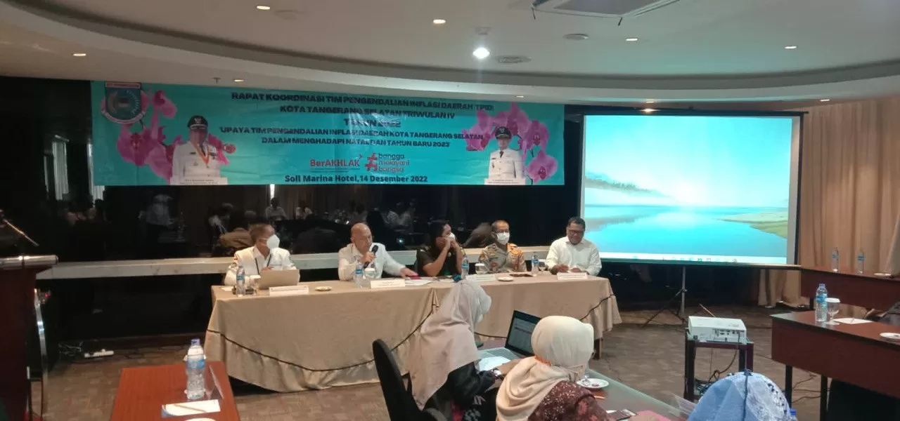 Pemerintah Kota Tangerang Selatan terus melakukan Langkah-langkah antisipatif untuk mengendalikan angka inflasi menjelang perayaan Natal dan Tahun Baru 2023. Hal ini penting dilakukan untuk memastikan daya beli masyarakat tetap terjaga. Hal itu dijelaskan oleh Asisten Perekonomian dan Pembangunan pada Setda Kota Tangerang Selatan, Ir.Dandi Pryantara saat memimpin High Level Meeting (HLM) bersama Tim Pengendalian Inflasi Daerah (TPID) di Soll Marina, Serpong, Tangerang pada Rabu (14/12).