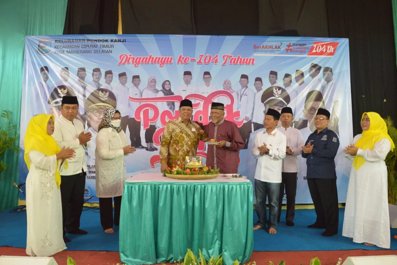 Wali Kota Tangerang Selatan Benyamin Davnie saat menghadiri perayaan Hari Ulang Tahun ke-104 Kelurahan Pondok Ranji