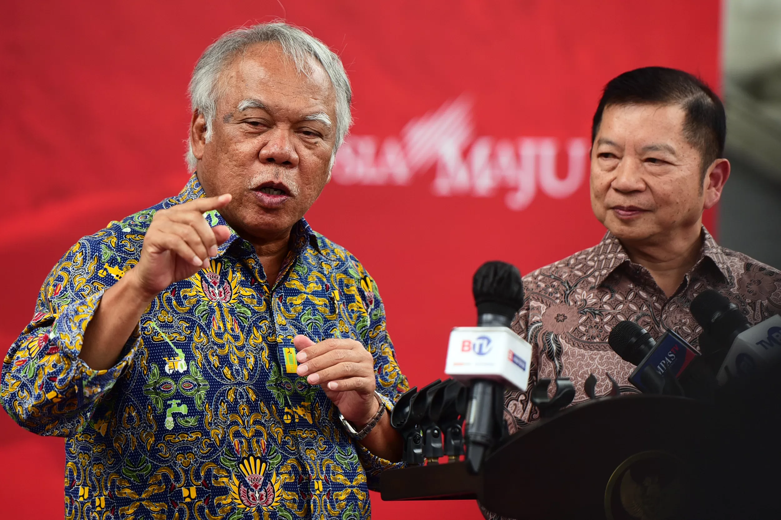 Menteri PUPR Basuki Hadimuljono dan Kepala Bappenas Suharso Monoarfa memberikan keterangan pers usai ratas, Rabu (25/01/2023), di Komplek Istana Kepresidenan Jakarta. (Foto: Humas Setkab/Rahmat)