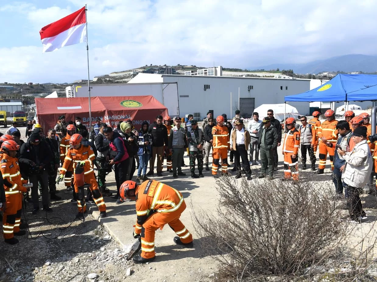 Menko PMK Muhadjir Effendy beserta rombongan mengunjungi pusat operasi tim INASAR di Kota Antakya, Provinsi Hatay, Turki, pada Rabu (22/02/2023). (Foto: BPMI Setpres/Kris)