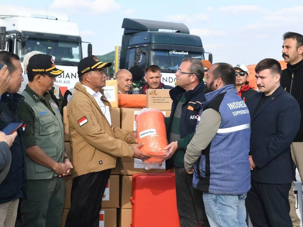 Delegasi Pemerintah Republik Indonesia yang dipimpin Menko PMK Muhadjir Effendy mengunjungi rumah sakit lapangan tim medis darurat (EMT) Indonesia di Distrik Hassa, Provinsi Hatay, Turki, Rabu (23/02/2023) sore. (Foto: BPMI Setpres/Kris)