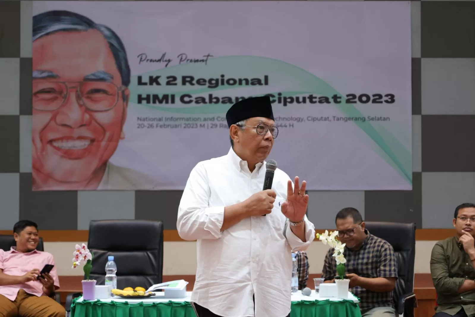 Benyamin Davnie saat mengisi materi Latihan Kader (LK) II Regional HMI Cabang Ciputat, dengan tema "Indonesia Outlook 2023: Peran Pemerintah Daerah, Partisipasi & Pengawasan dalam Pemilu 2024," di Pusat TIK Nasional UIN Jakarta, pada Minggu (26/2).