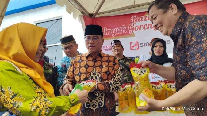 Sinar Mas melalui PT Indah Kiat Pulp & Paper Tbk - Serang Mill bersama Wakil Ketua MPR RI, Yandri Susanto (tengah) pada kegiatan Bazar Minyak Goreng Sinar Mas di Serang, Banten