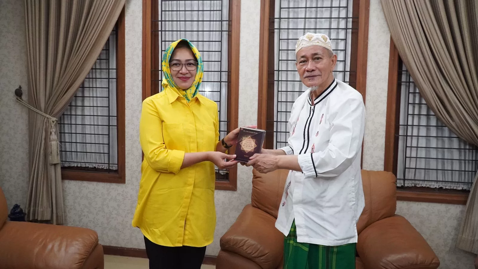 Bakal calon gubernur Banten Airin Rachmy Diany bersilaturahmi dengan tokoh masyarakat Banten KH Embay Mulya Syarief (2)
