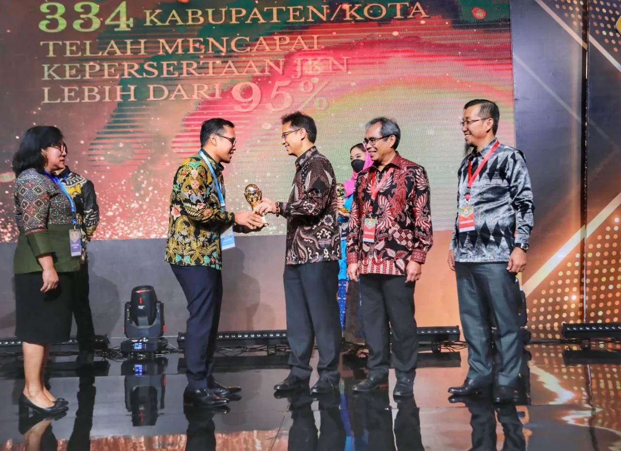 Pemerintah Kota Tangerang Selatan kembali meraih penghargaan berskala nasional. Kali ini, penghargaan didapat Pemerintah Kota Tangerang Selatan di bidang Kesehatan dengan berhasil meraih predikat capaian Universal Health Coverage (UHC). Penyerahan penghargaan diberikan langsung oleh Wakil Presiden Republik Indonesia Ma’ruf Amin bersama Menteri Dalam Negeri Tito Karnavian dan Menteri Kesehatan Budi Gunadi Sadikin dan diterima langsung oleh Wakil Wali Kota Pilar Saga Ichsan, bertempat di Balai Sudirman, Jakarta, pada Selasa (14/03). Usai menerima penghargaan, Pilar menyampaikan rasa syukur dan baginya ini penghargaan yang diraih karena kerja keras semua pihak di bidang kesehatan. Terutama dalam menghadirkan pelayanan kesehatan yang prima bagi masyarakat. “Alhamdulillah ya kita kembali raih UHC ini, penghargaan ini sebagai wujud nyata Pemerintah Kota Tangerang Selatan hadir untuk melindungi jaminan Kesehatan warganya,” ujarnya.