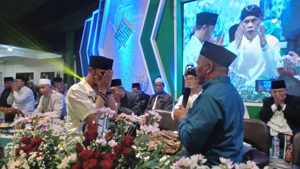 Ketua Pengurus Wilayah Nahdlatul Ulama (PWNU) Jawa Timur, Dr KH Marzuki Mustamar resmi membaiat Ustadz Hanan Attaki sebagai kader NU.
