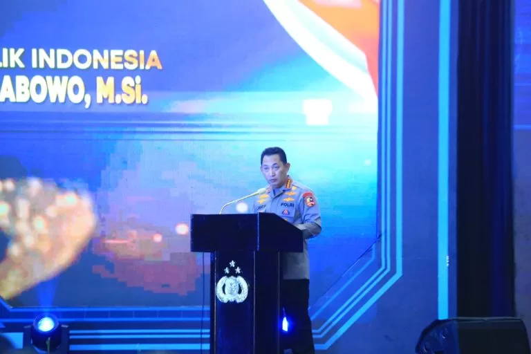 Listyo Sigit Prabowo melakukan peninjauan kesiapan anggota Divisi Hubungan Internasional untuk misi perdamaian dunia