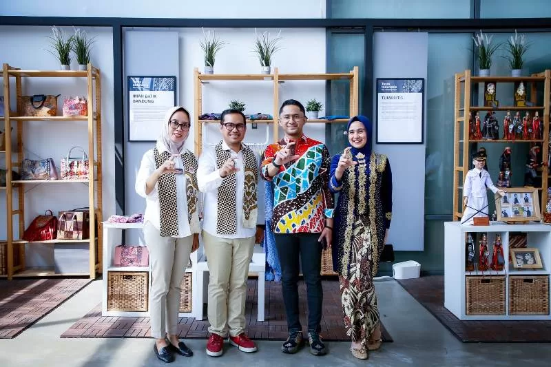Pilar Saga Ichsan mendampingi Dewan Kerajinan Nasional Daerah (Dekranasda) Kota Tangerang Selatan melakukan kunjungan ke Dekranasda Kabupaten Bandung Barat.
