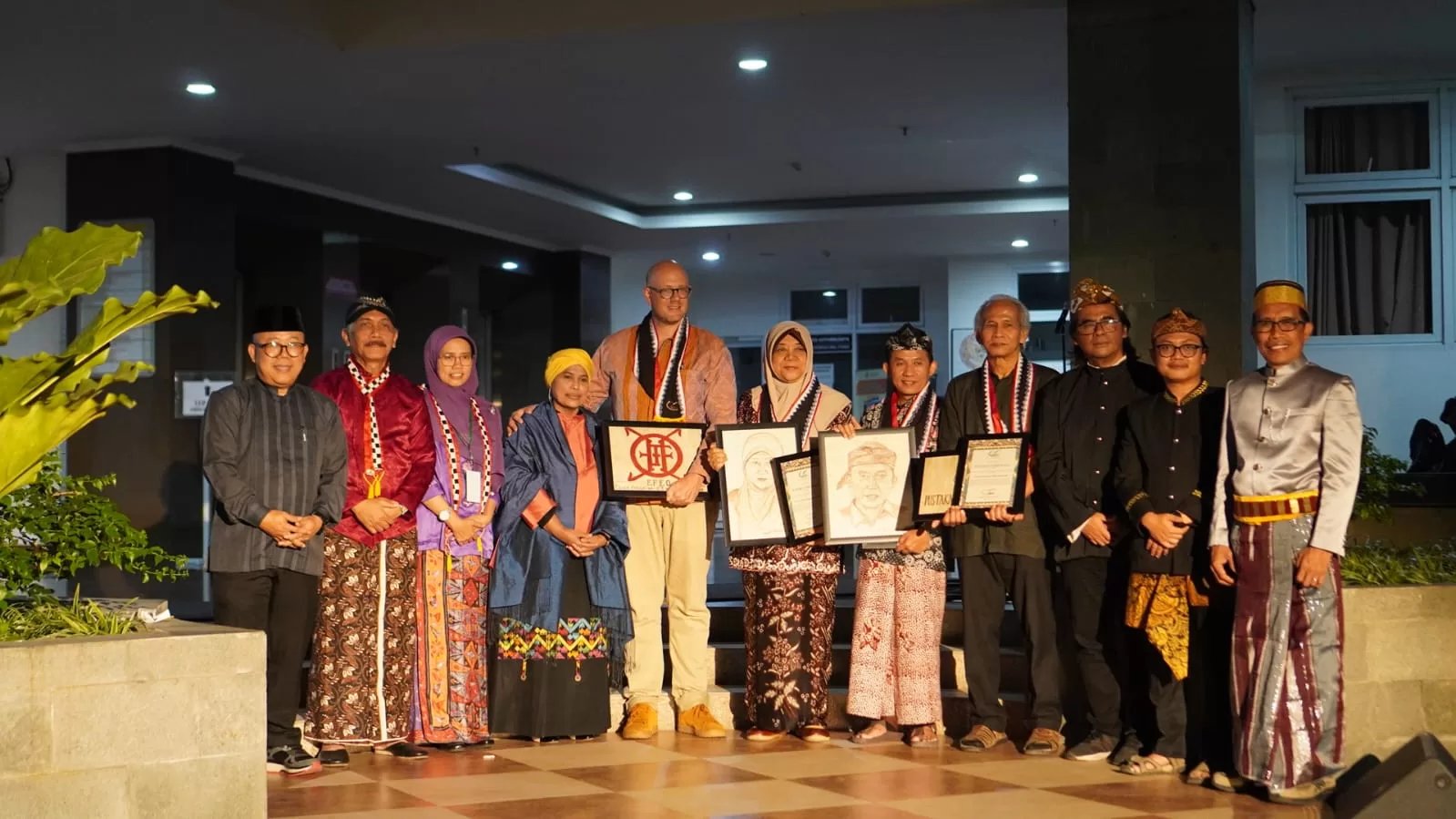 Setia Rawat Manuskrip, Guru Besar Filologi UIN Jakarta Raih Penghargaan Pustaka Paripalana