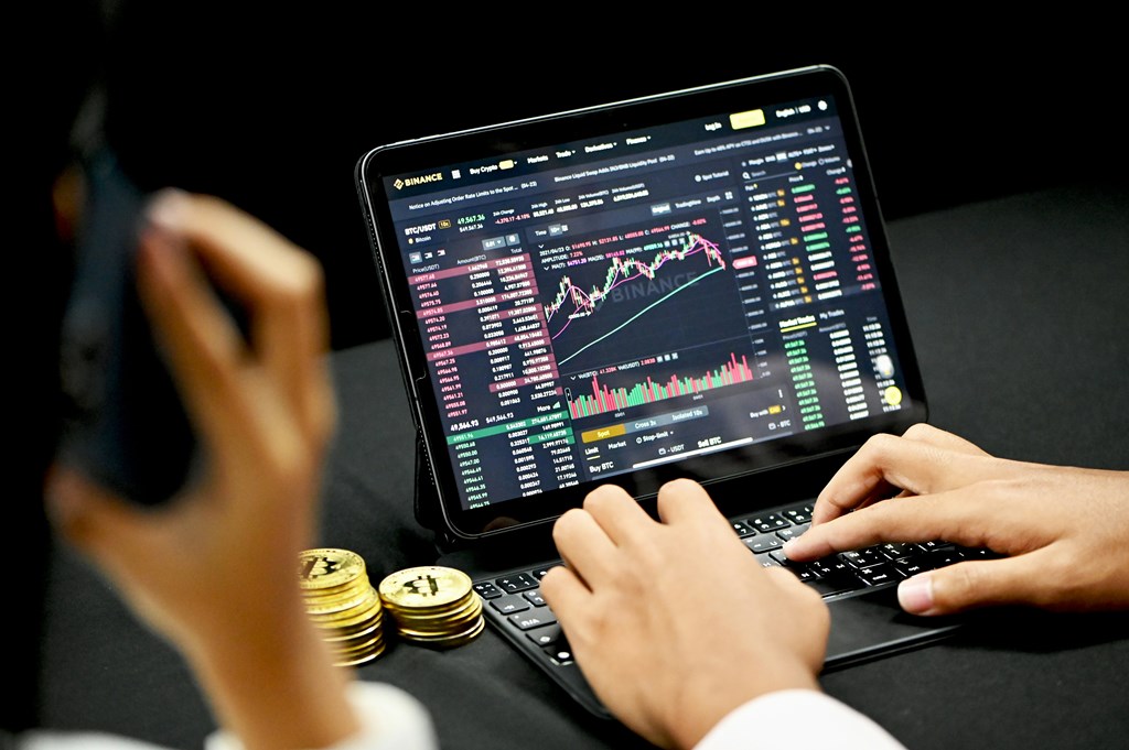 Dalam dunia trading cryptocurrency, strategi "all-in" mengacu pada pendekatan di mana seorang investor memasukkan seluruh modalnya ke dalam satu aset atau perdagangan tunggal. Strategi ini sering kali dianggap berisiko tinggi, tetapi juga memiliki potensi keuntungan besar. Namun, seperti pepatah yang mengatakan "high risk, high reward," strategi all-in dapat membawa kerugian yang signifikan jika tidak dilakukan dengan hati-hati. Artikel ini akan membahas keuntungan dan risiko dari strategi all-in serta memberikan panduan untuk menggunakannya dengan bijak.