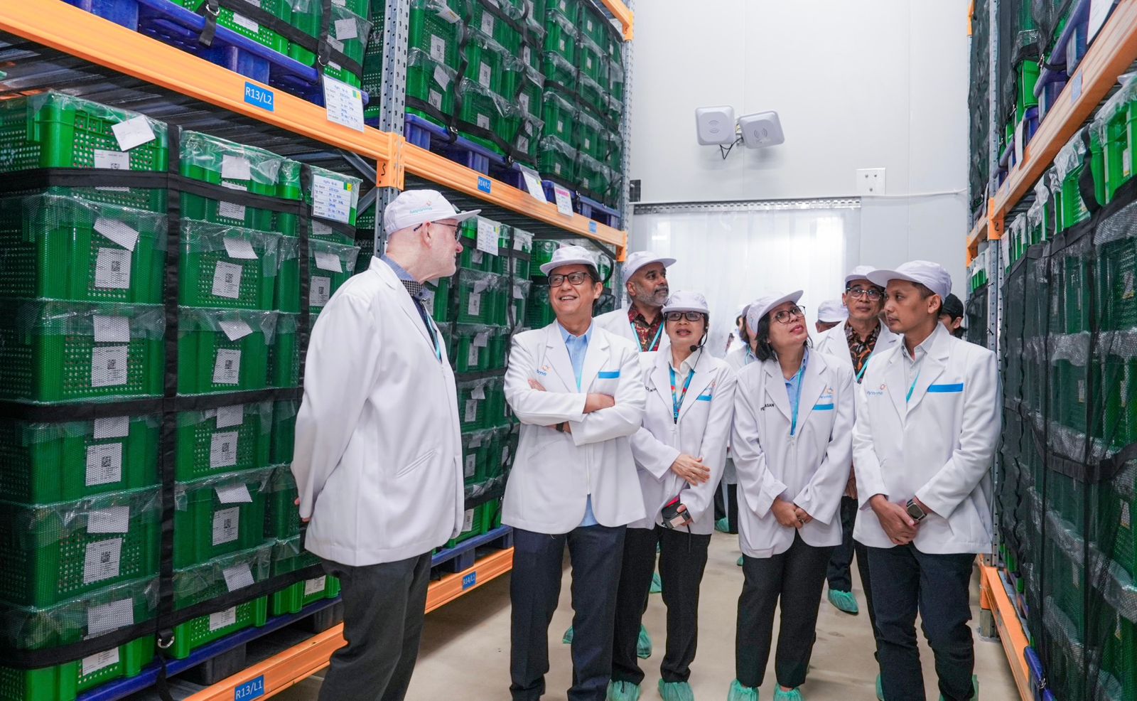 Menkes Budi Gunadi Sadikin dan Perwakilan Bill Melinda Gates Foundation Kunjungi Biofarma untuk Cek Produksi Vaksin Polio