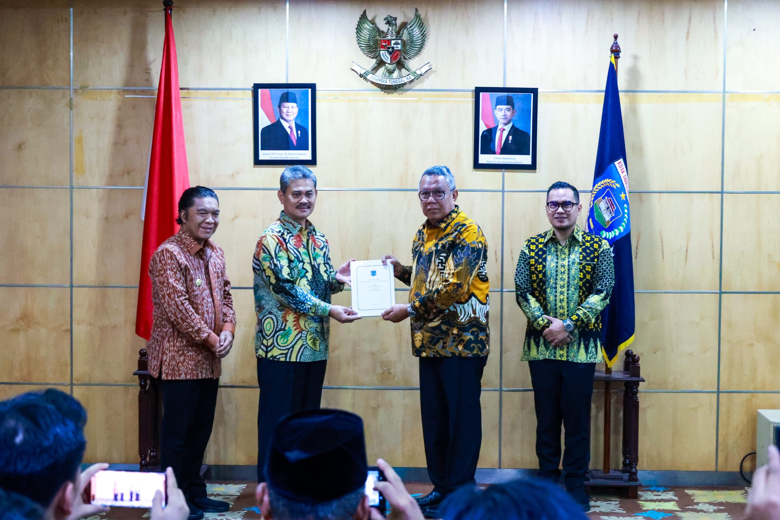 Tabrani Serah Terimakan Pelaksanaan Tugas ke Wali Kota Benyamin Davnie dan Wakil Wali Kota Pilar Saga Ichsan