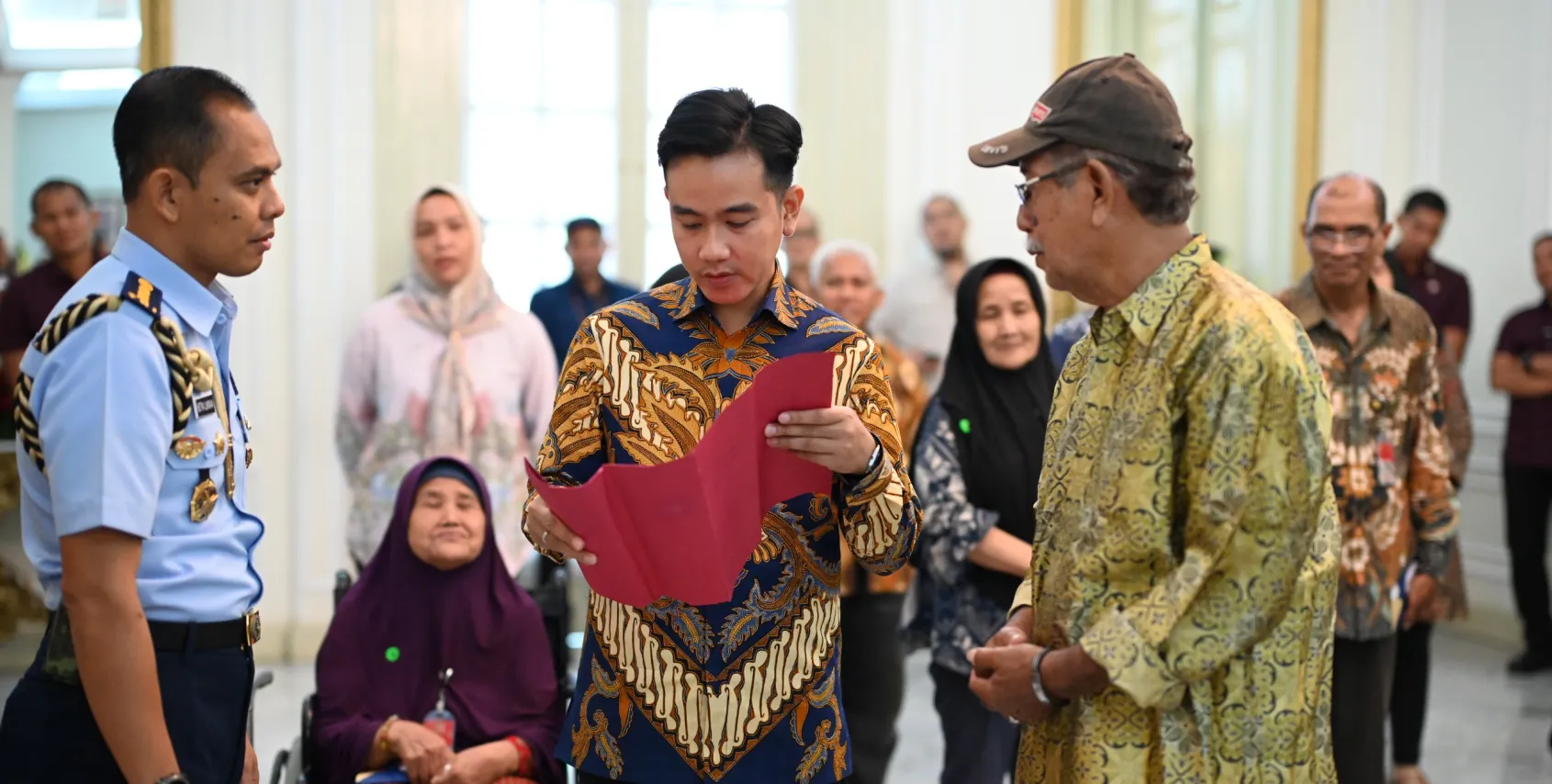 Tindak Lanjuti Aduan Warga, Wapres Gibran Rakabuming Serahkan Bantuan Kemasyarakatan