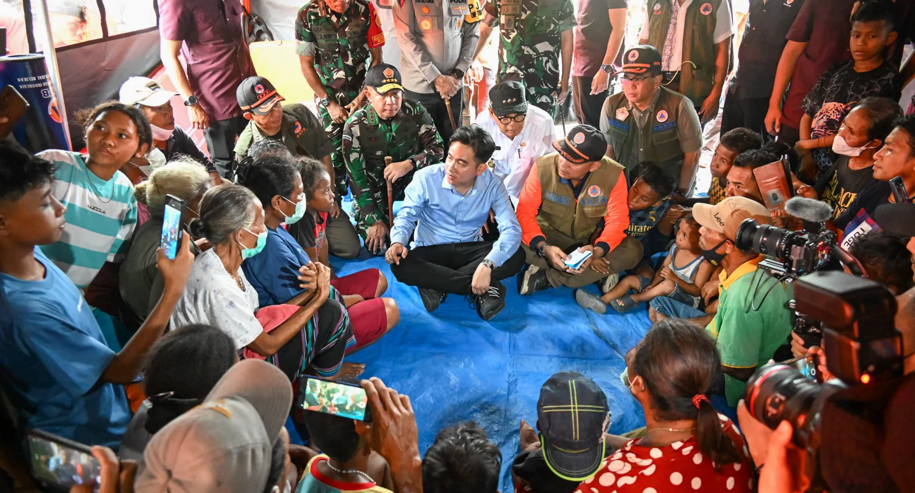 Tinjau Pengungsi, Wapres Gibran Rakabuming Raka Tekankan Dialog Dalam Relokasi Hunian Warga Terdampak