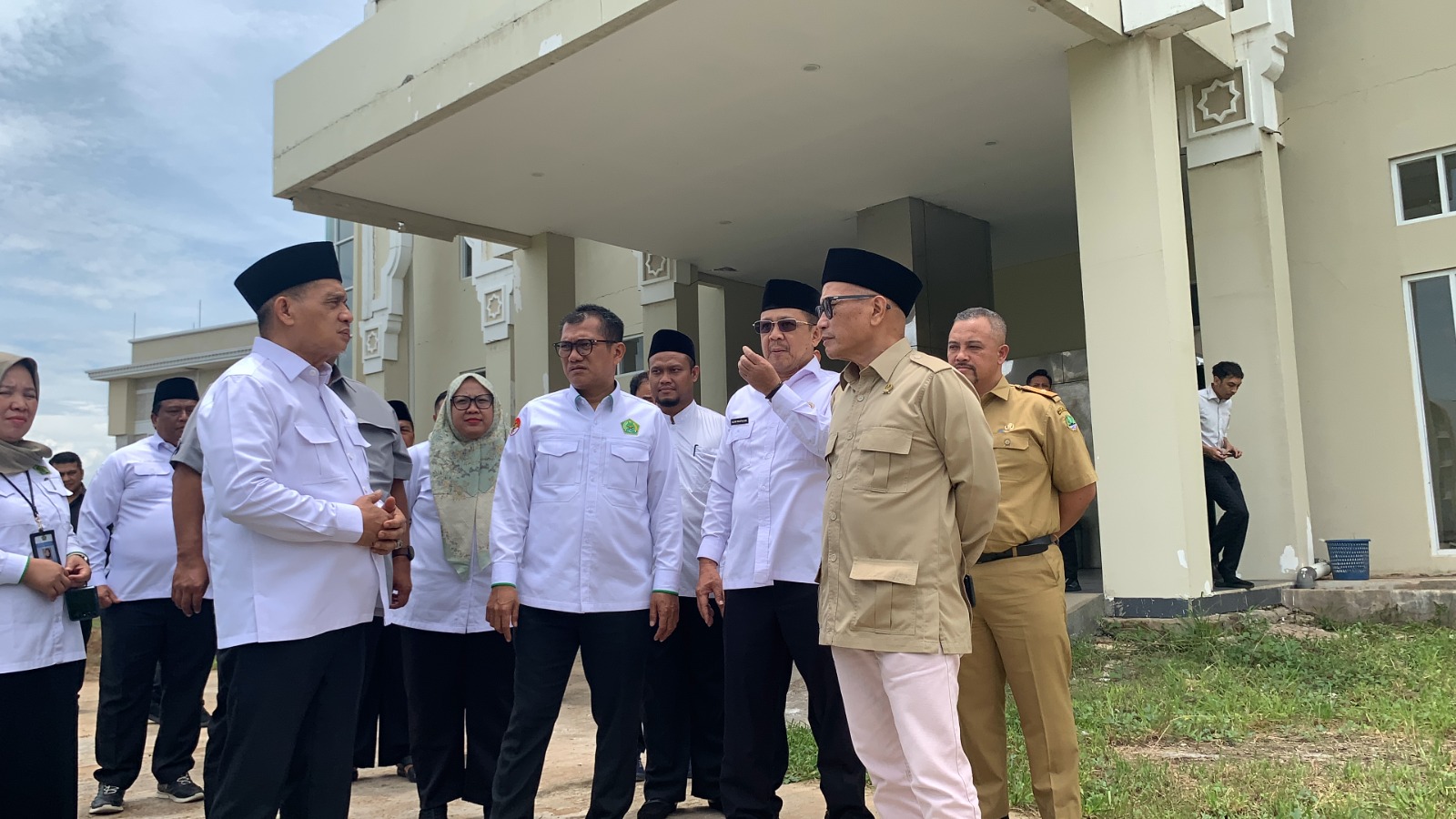 Persiapan Haji, Wamenag Tinjau Kesiapan Bandara Kertajati dan Asrama Haji Indramayu 