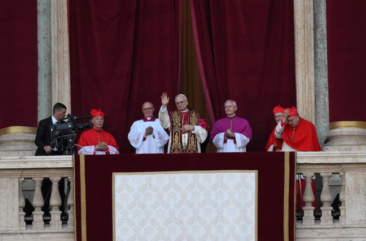 Pope Leo XIV appears to greet the faithful after the Conclave (@Vatican Media)