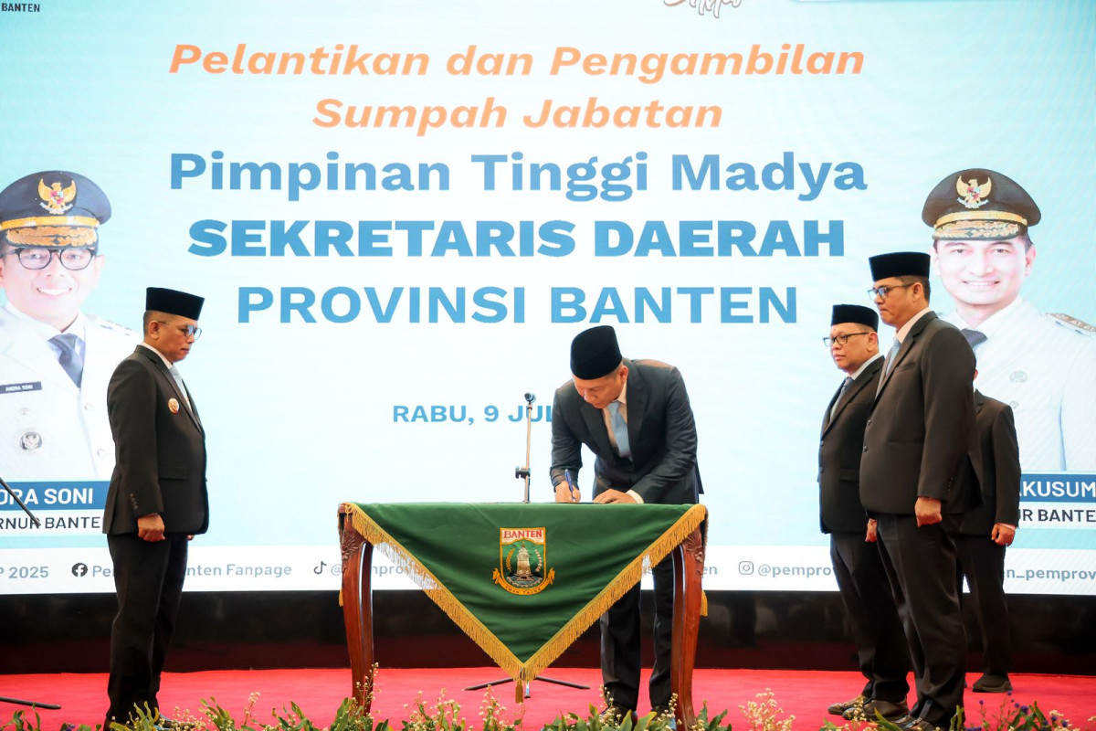 Gubernur Banten, Andra Soni melantik Deden Apriandhi Hartawan sebagai Sekda Banten di Pendopo Gubernur Banten, KP3B, Kota Serang, Rabu (9/7/2025).