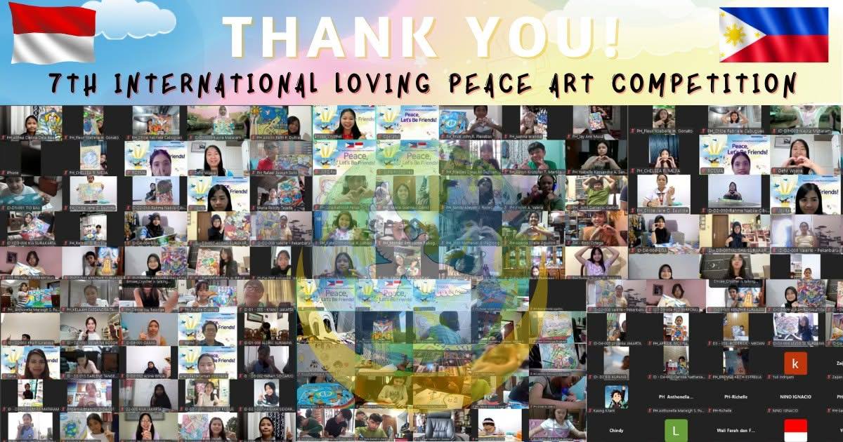 Seluruh peserta dan undangan International Loving-Peace Art Competition ke-7 mengambil foto kenang-kenangan.