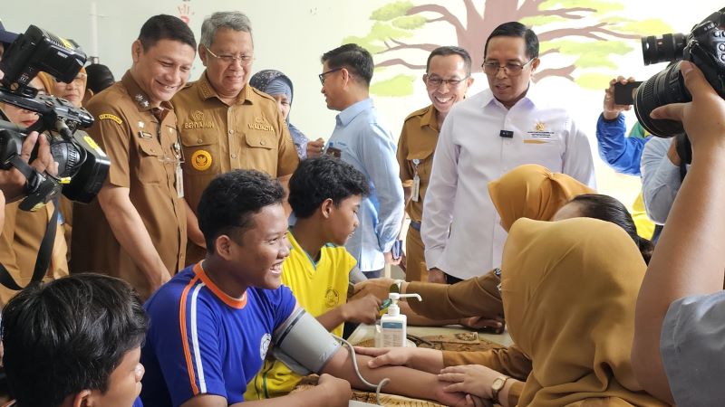 Kepala Kantor Komunikasi Kepresidenan (PCO), Hasan Nasbi meninjau pelaksanaan kick off Cek Kesehatan Gratis di SMAN 6 Tangerang Selatan