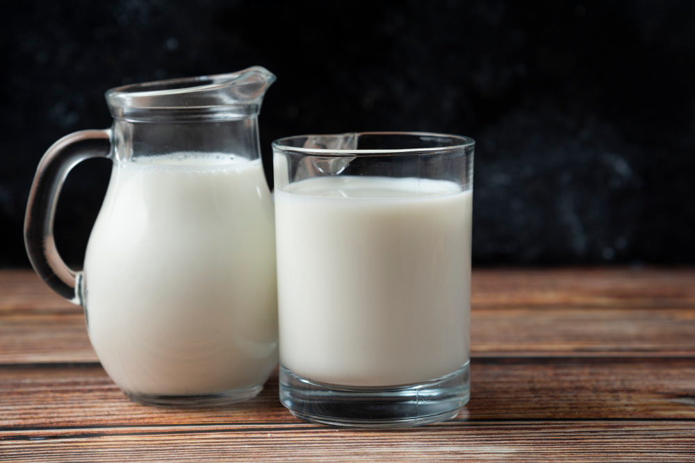 azerbaijan_stockers, Fresh milk in a mug and jug on wooden table (Magnific)